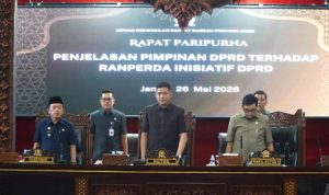 Ketua dan Wakil Ketua DPRD bersama Gubernur Jambi saat menghadiri Paripurna